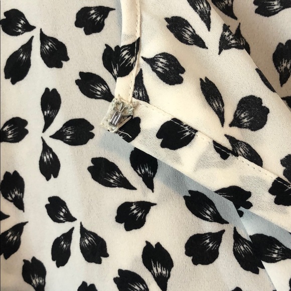 Floral blouse with key hole neck - Picture 3 of 4